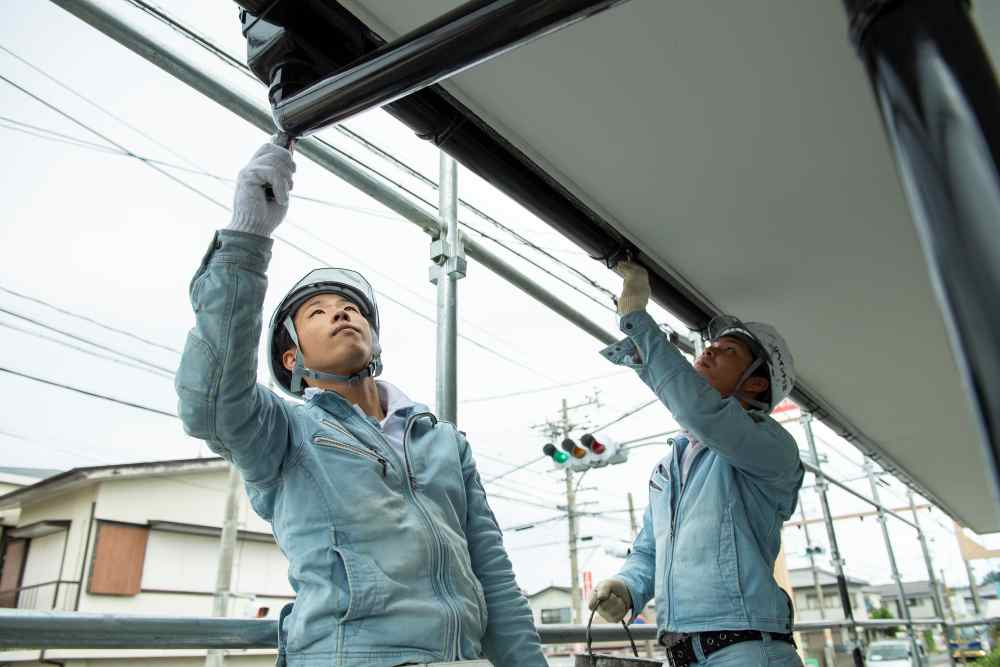 なぜ工場・倉庫の屋根には「遮熱塗料」が必須なのか?